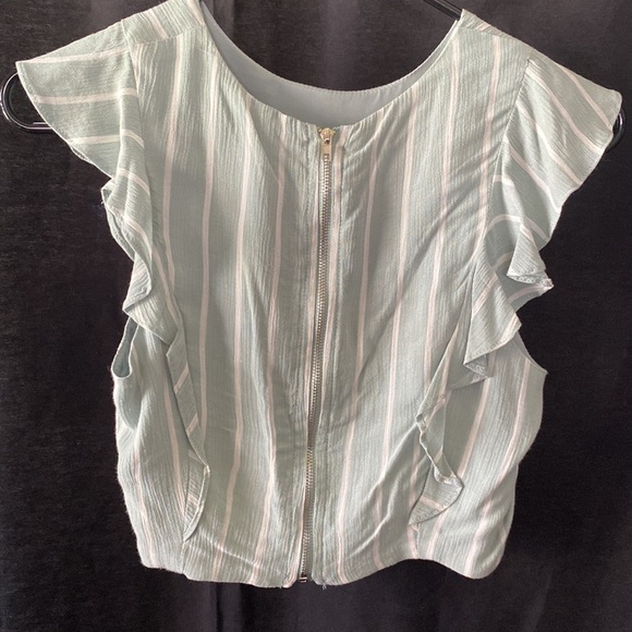 Matching crop top with skirt outfit - Picture 6 of 8